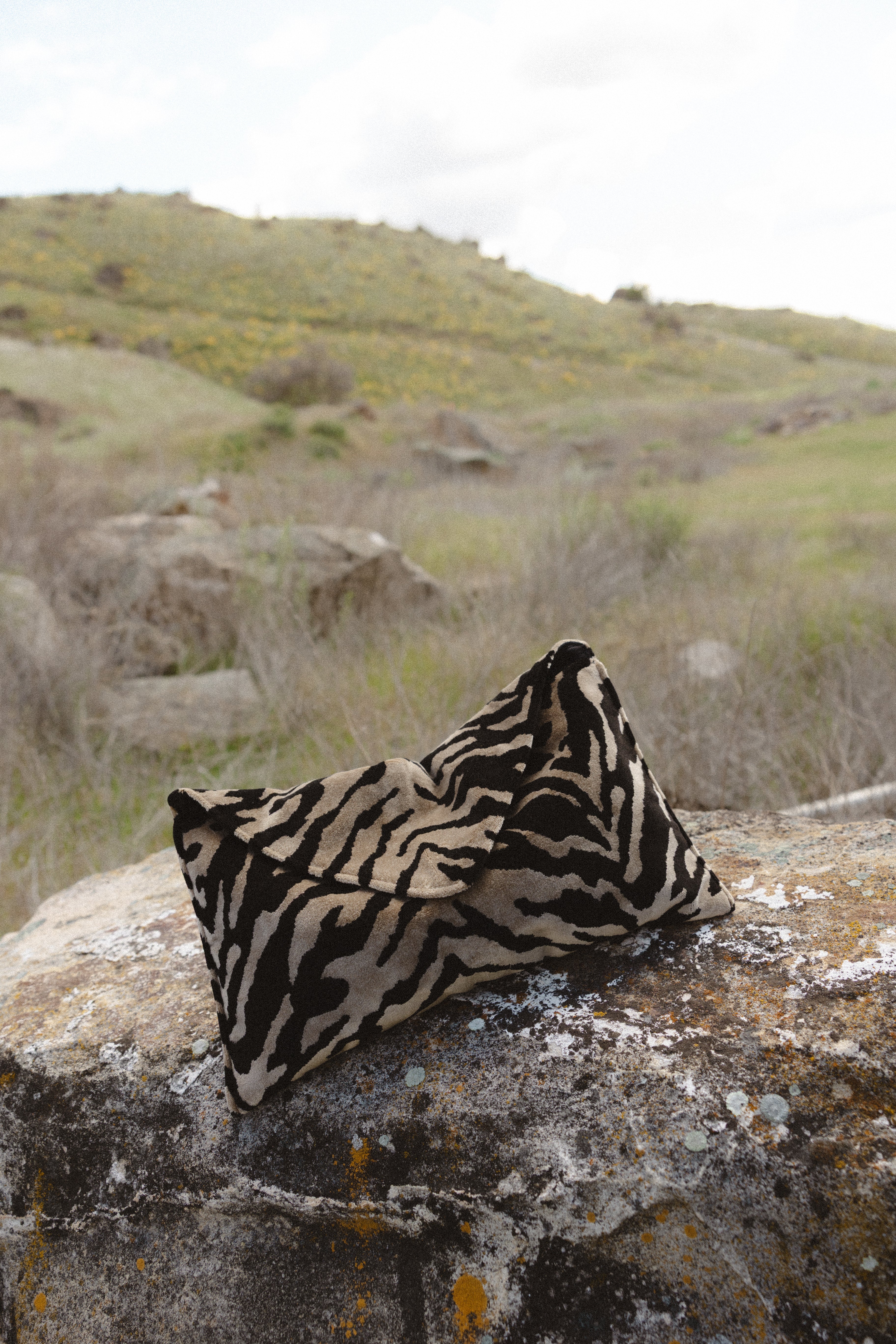 STONE TIGER CLUTCH