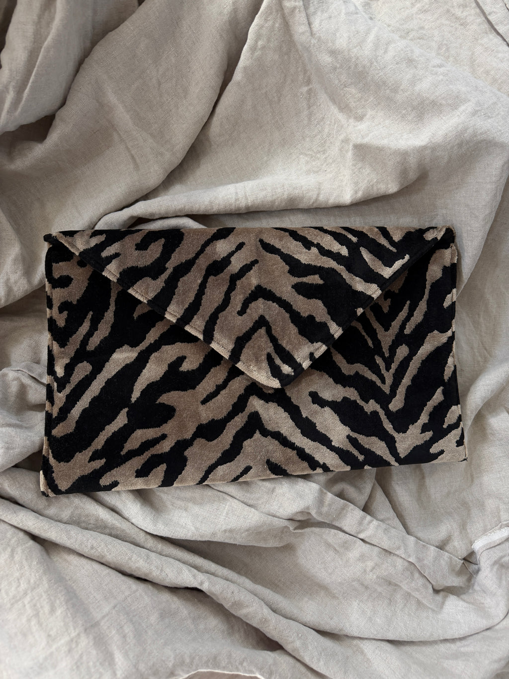 STONE TIGER CLUTCH