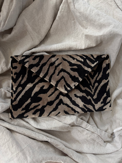 STONE TIGER CLUTCH