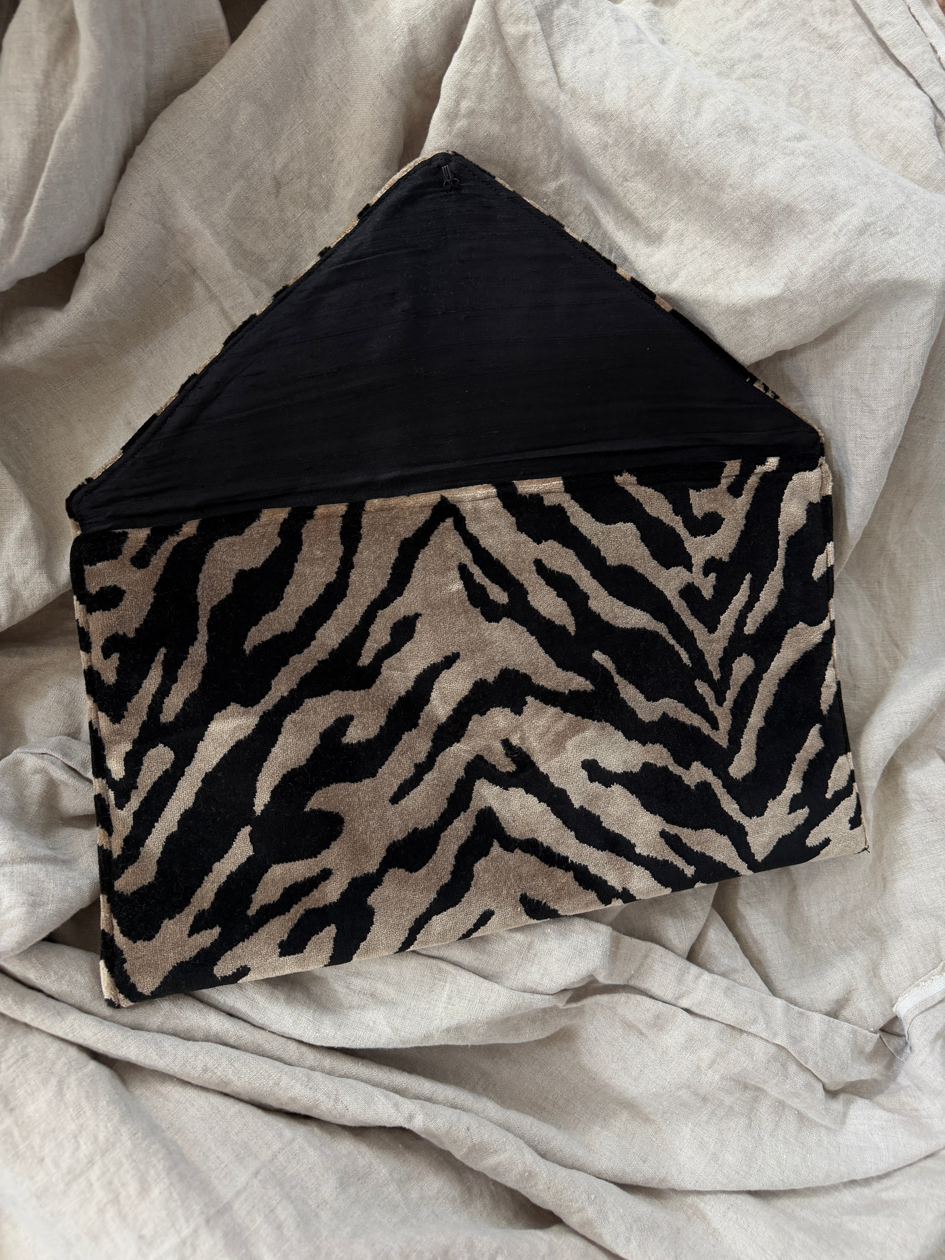 STONE TIGER CLUTCH