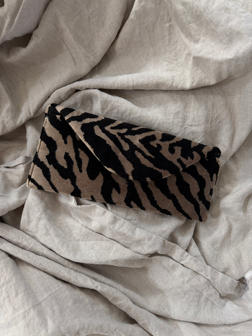 STONE TIGER CLUTCH
