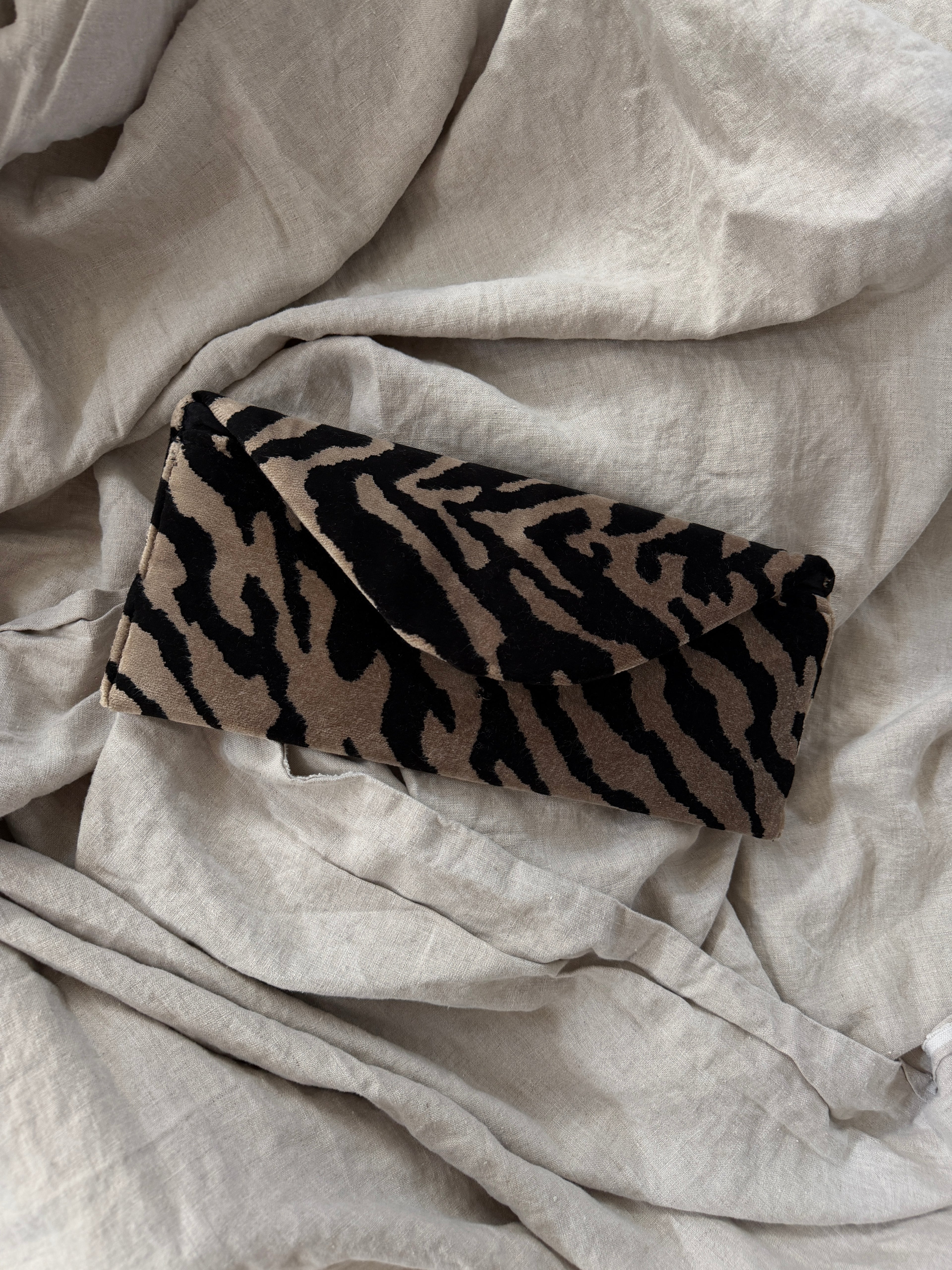 STONE TIGER CLUTCH
