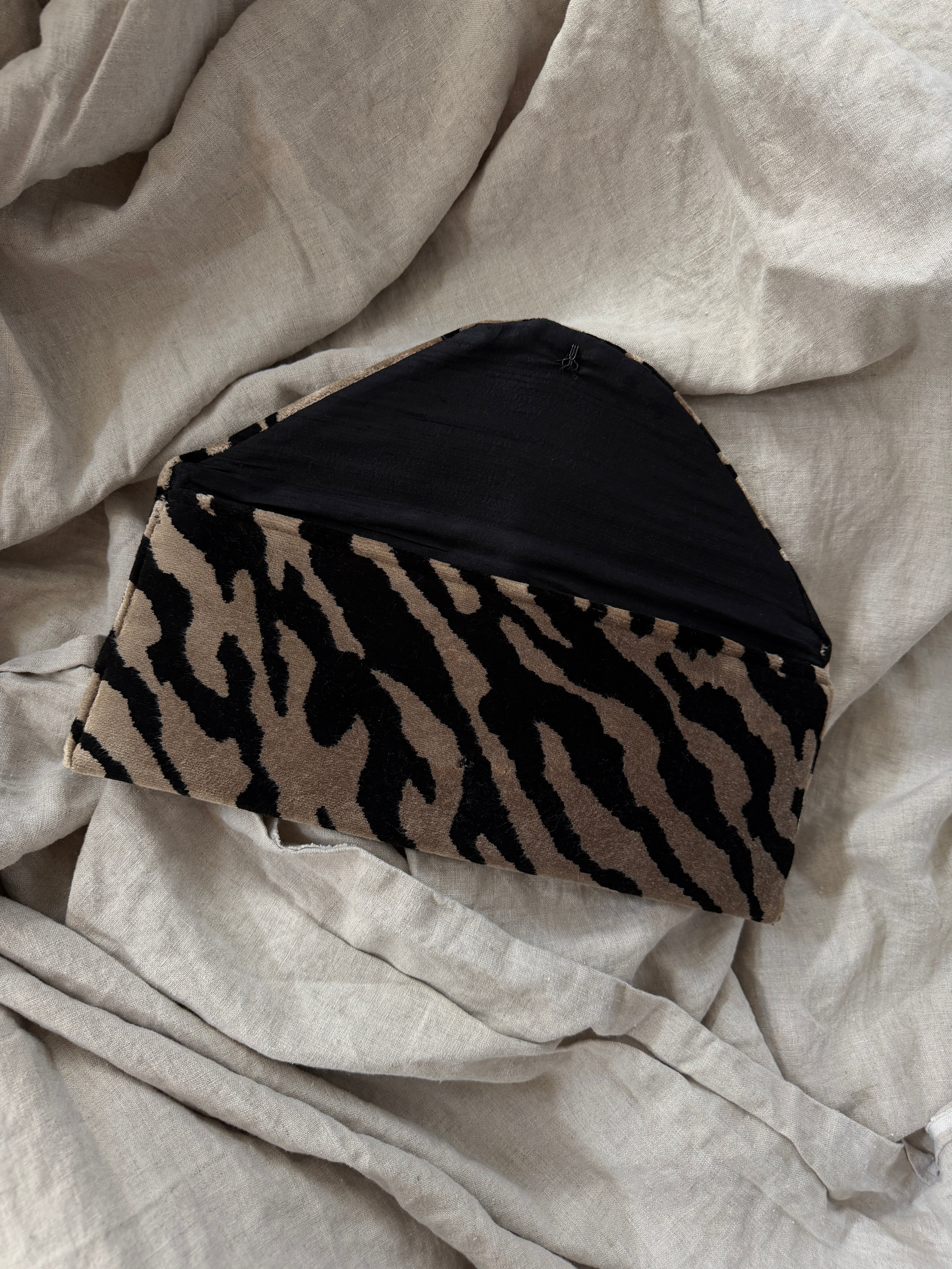 STONE TIGER CLUTCH