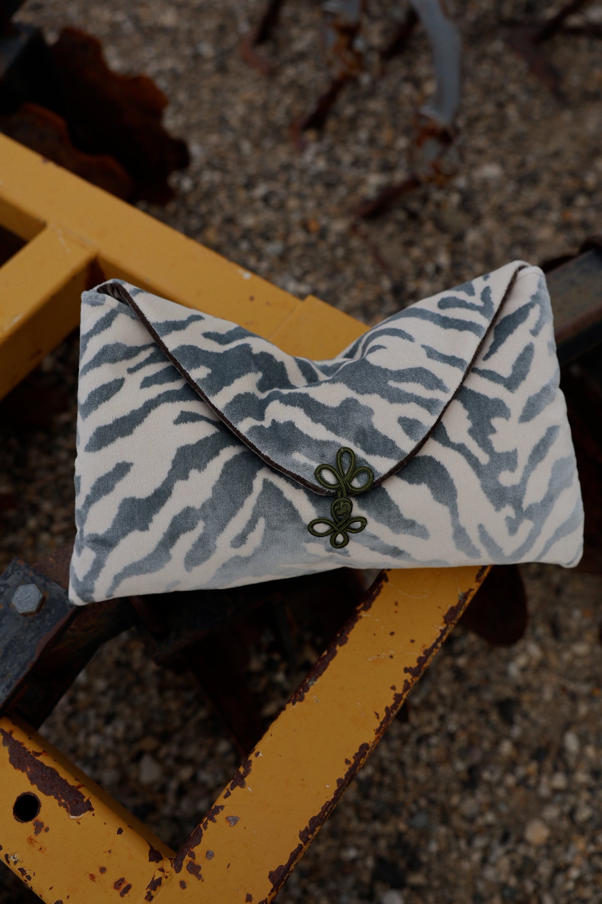 THE TOPAZ TIGER CLUTCH