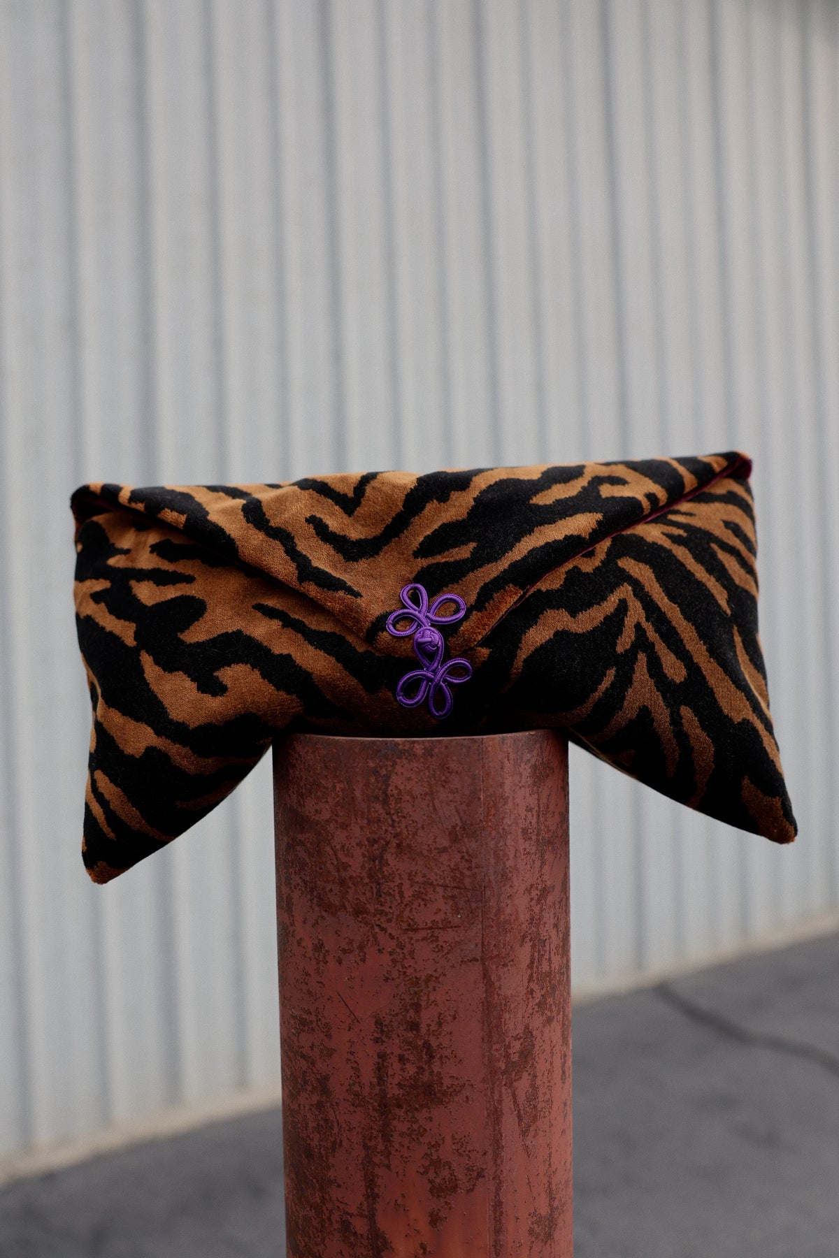 THE ORIGINAL TIGER CLUTCH