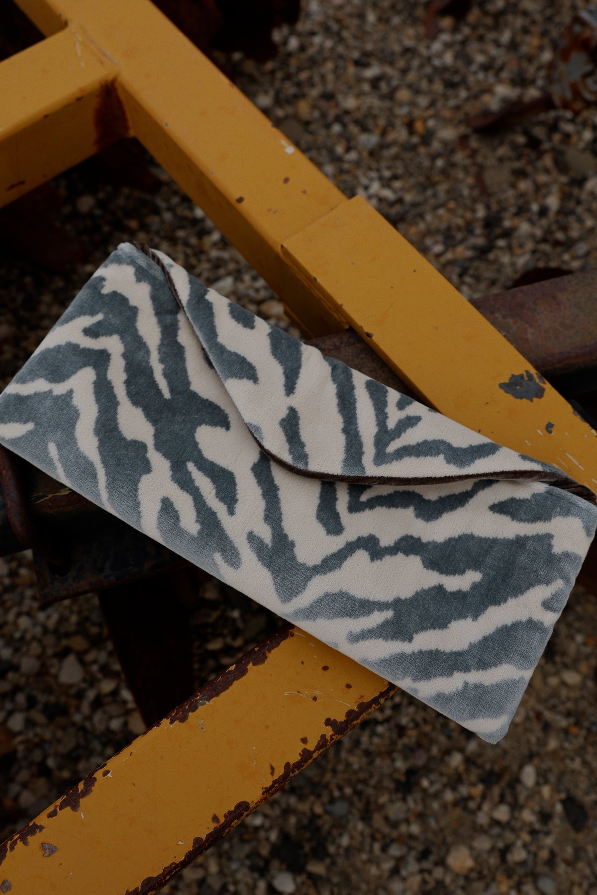 THE TOPAZ TIGER CLUTCH
