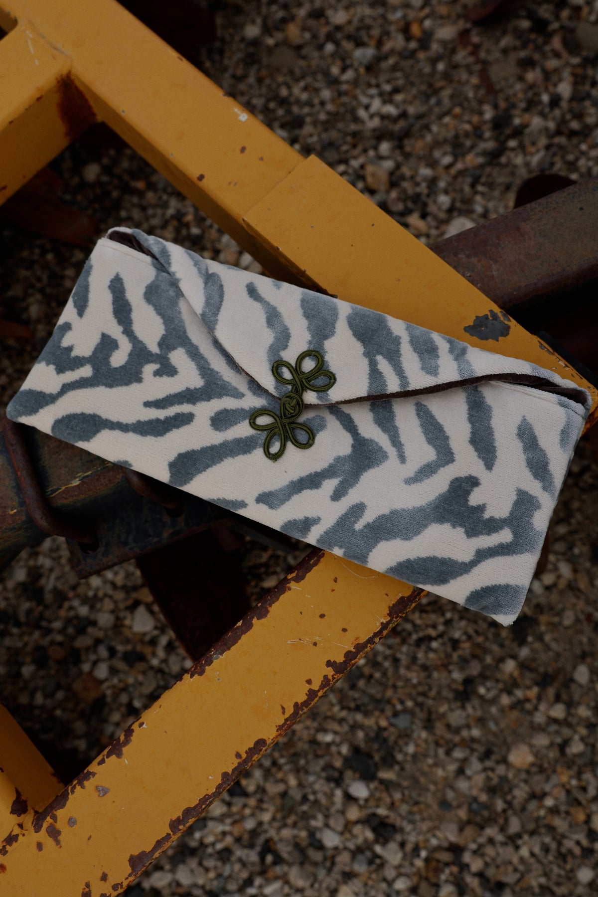 THE TOPAZ TIGER CLUTCH