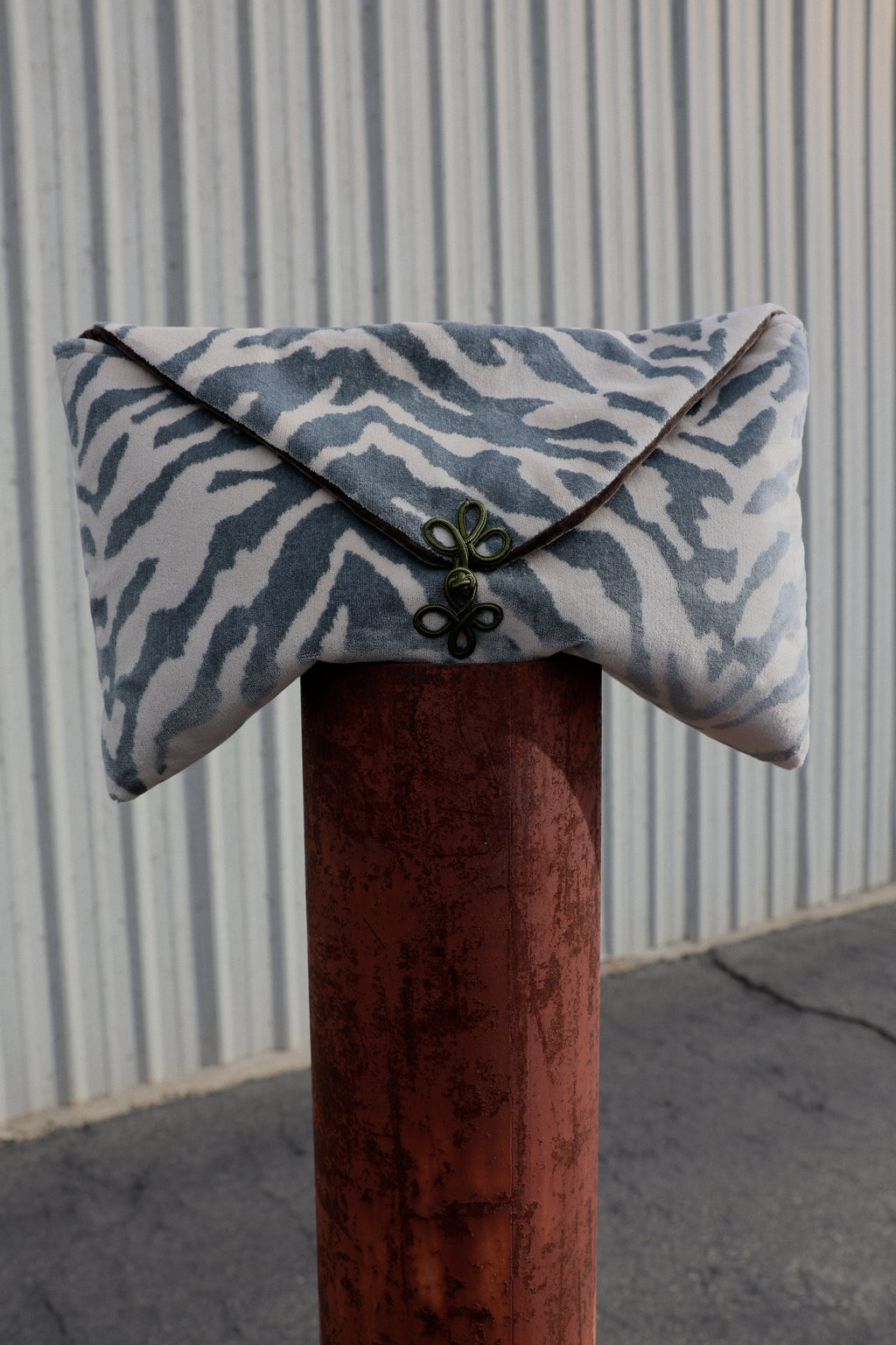 THE TOPAZ TIGER CLUTCH